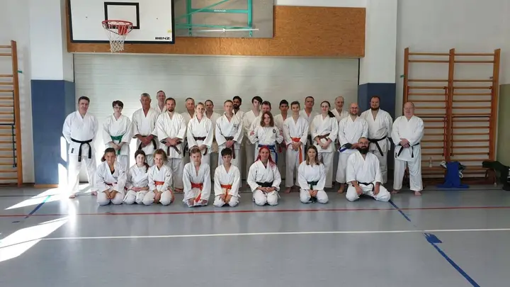 Course group photo in the sports hall in Plauen