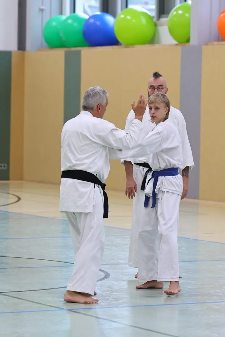 An instructor correcting a stance in Plauen