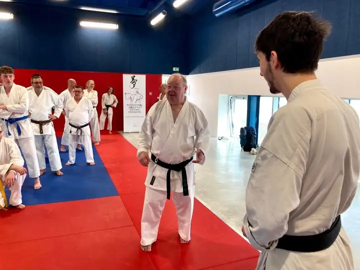An instructor watching a student on the mats